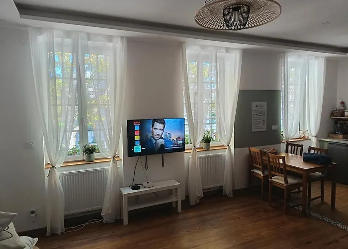 Renovated Charming Apartment *